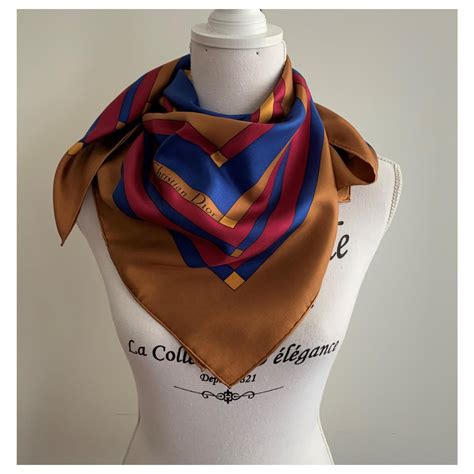 Foulard Christian DIOR en soie vintage .